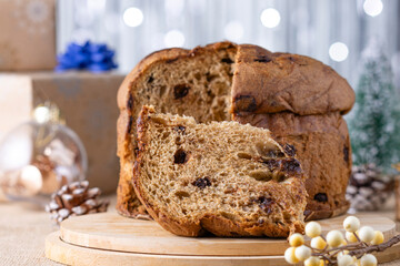 Panettone con chispas de chocolate para regalar en un fondo festivo, plato típico italiano con un...