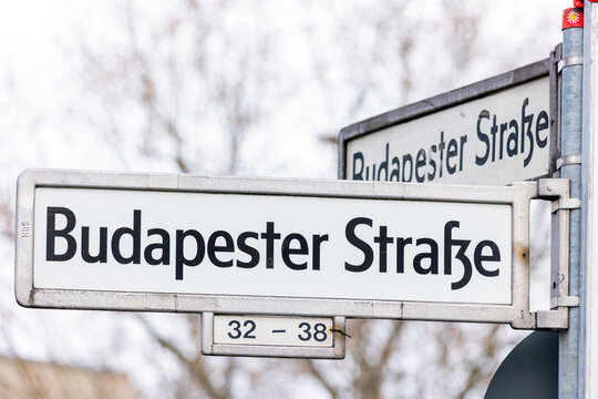 Stra&szlig;enschild Budapester Stra&szlig;e in Berlin Charlottenburg am Kurf&uuml;rstendamm und Tauentzienstra&szlig;e