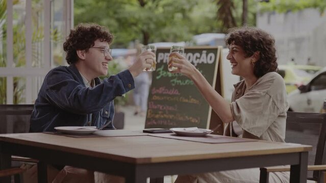 Namoradas brindando em um restaurante ao ar livre. Cinematico 4k.