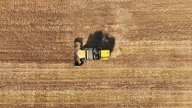 Cosechadora de cereal trabajando en un campo de Toledo, Espa&ntilde;a.