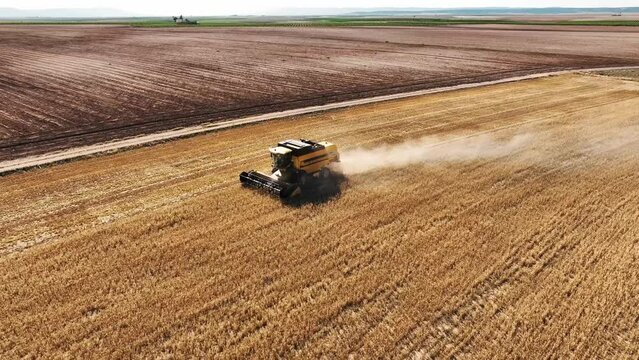 Cosechadora de cereal trabajando en un campo de Toledo, Espa&ntilde;a.