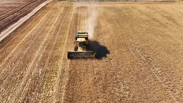 Cosechadora de cereal trabajando en un campo de Toledo, Espa&ntilde;a.