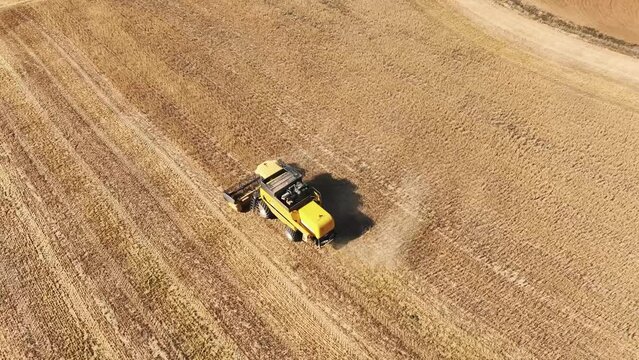 Cosechadora de cereal trabajando en un campo de Toledo, Espa&ntilde;a.