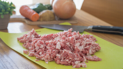豚肉を細かく包丁で切る・豚ミンチ・挽き肉　イメージ - obrazy, fototapety, plakaty