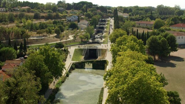 Vue a&eacute;rienne des &eacute;cluses de Fonseranes sur le canal du midi