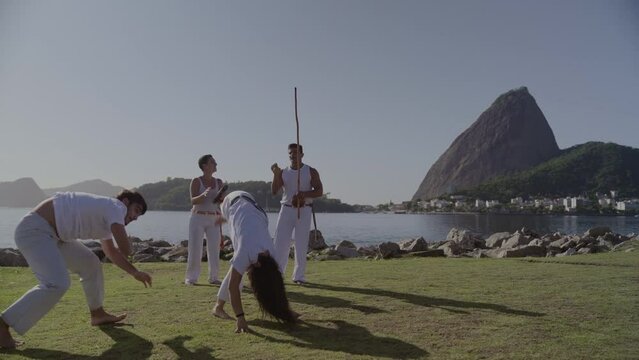 Grupo de pessoas jogando capoeira, arte marcial afro-brasileira, no Rio de Janeiro. Cinematico 4k.