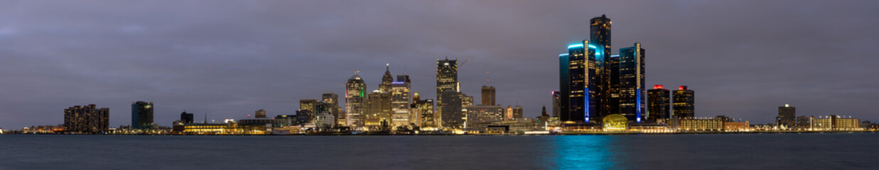 Naklejka premium Detroit skyline at dusk viewed from Windsor, ON