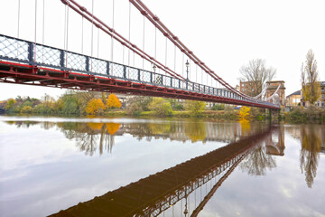 Fototapeta premium reflection of the river clyde footbridge in glasgow