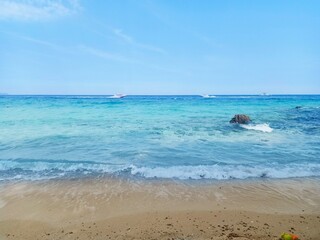 Fototapeta na wymiar Tranquil beach scene in calm turquoise waters