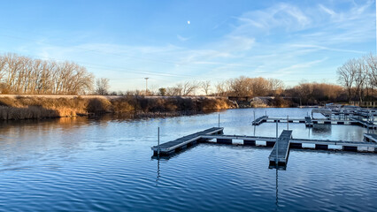 Obraz premium Lake in November at Sunset with Blue Skies