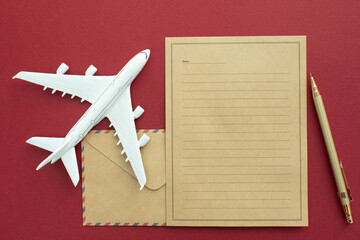 비행기와 항공우편 편지지 목업