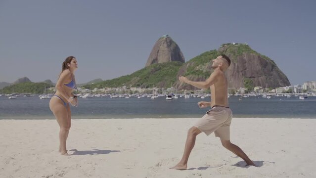 Casal jogando altinha no Rio de Janeiro. Jogo tipico Carioca onde a bola nao pode tocar o chao. Cinematico 4k.