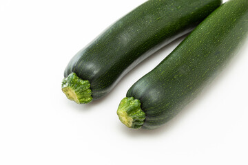 白背景にズッキーニ