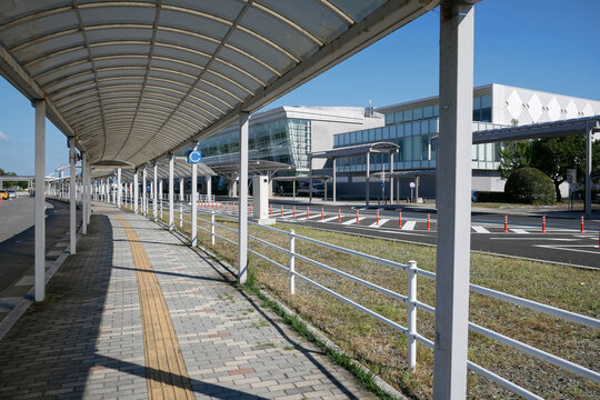 駐車場から空港へつながる道