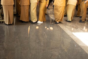 PeoPeople in the hall queued to take somethingple in the hall queued to take food