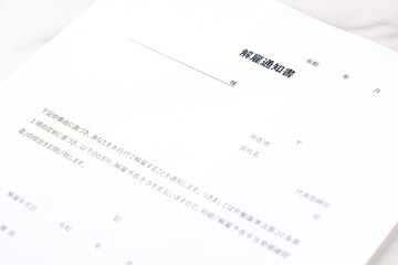 Obraz premium 解雇通知書によって社員を解雇する 
