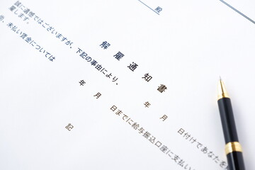 解雇通知書によって社員を解雇する
