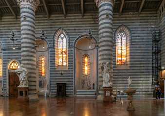Obraz premium interior view of the Orvieto Cathedral central nave with pews and many statues