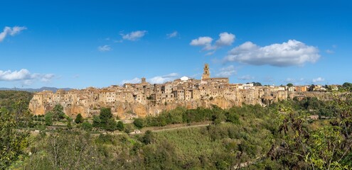 Fototapeta na wymiar view of the hilltop village of Pitigliano in central Italy