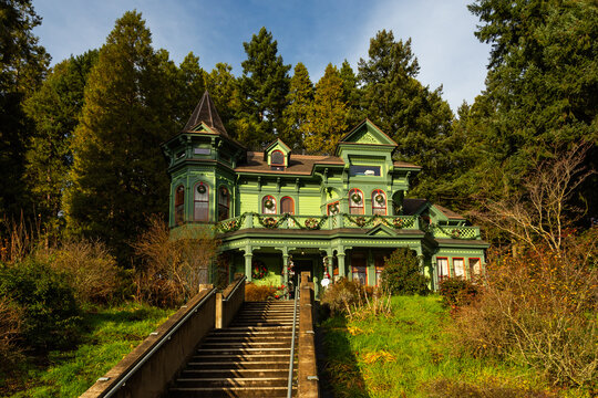 Shelton McMurphey Johnson House, Victorian style historical building in Eugene, Oregon