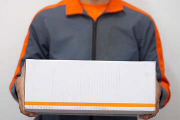 The work of parcel delivery personnel