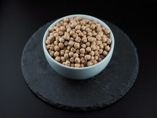 도자기 그릇에 담긴 신선한 유기농 콩, 병아리콩