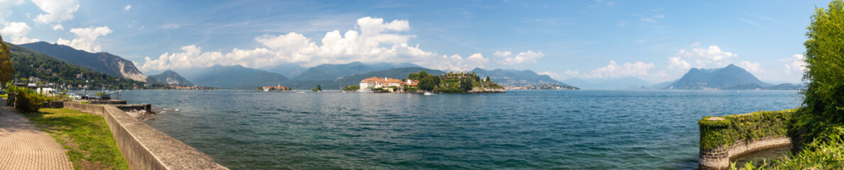 Fototapeta na wymiar Isola Bella Insel auf dem Iseosee Italien See und Bergpanorama, Borromäische Inseln, Lago Maggiore