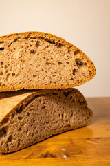 Pezzo di pane integrale fatto a mano da un panificio e tagliato a metà per far vedere l'interno