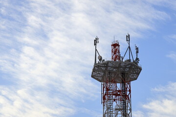 青空に映える高層アンテナ