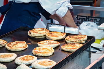 お祭りなどのイベントの時にだけ出店される、様々な食べ物やおもちゃの屋台