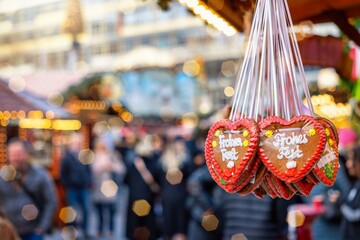Traditional gingerbread hearts on a German Christmas market stating "Happy Holidays"
