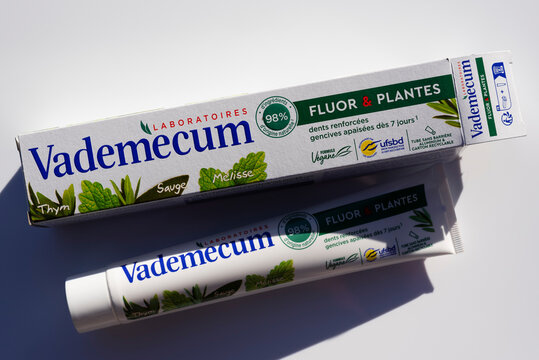 Dentifrice au fluor et plantes des Laboratoires Vademecum, France