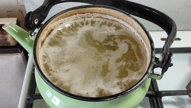 Cleaning of the kettle from scale with citric acid. A violent chemical reaction