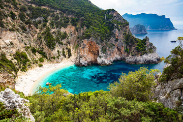 Wybrzeże Korfu, piękny widok na lazurowe morze, skały i klify