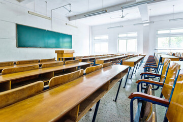Empty classroom with chairs, desks and chalkboard - obrazy, fototapety, plakaty