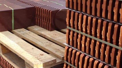 Creaton Biberschwanzdach - Weinrote Dachziegel