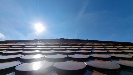 Creaton Biberschwanzdach - Weinrote Dachziegel