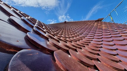 Creaton Biberschwanzdach - Weinrote Dachziegel