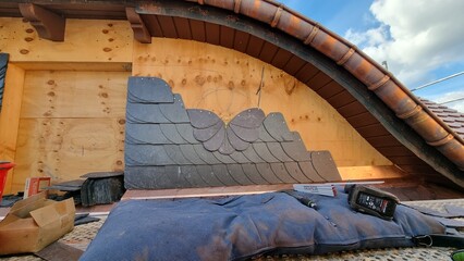 Creaton Biberschwanzdach - Weinrote Dachziegel