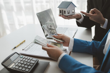 The broker receives the first instalment of the home purchase from the buyer, Counting home...