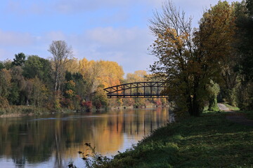 Fototapeta na wymiar Der Fluss Isar bei Landau an der Isar im Herbst