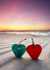 Herzen aus Keramik am Strand