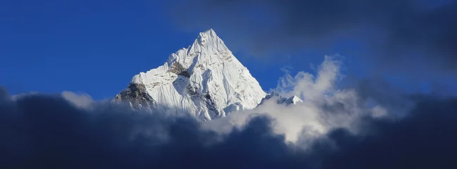 Crédence de cuisine en verre imprimé Ama Dablam Famous Mount Ama Dablam reaching out of clouds, Nepal.