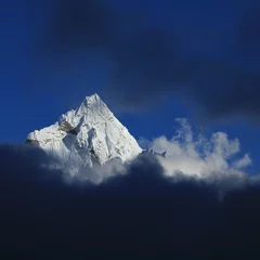 Crédence de cuisine en verre imprimé Ama Dablam Mount Ama Dablam reaching out of clouds, Nepal.