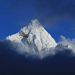 Photo sur Plexiglas Ama Dablam Snow covered peak of Mount Ama Dablam reaching out of clouds, Nepal.