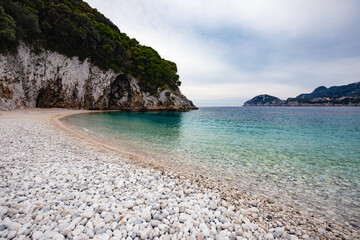 Wybrzeże Korfu, zatoka, piękny widok na lazurowe morze, skały i klify