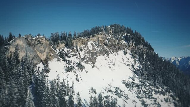 Flug langsam seitw&auml;rts &uuml;ber Wettersteingebirge bei Garmisch-Partenkirchen/Zugspitze. Zu sehen ist das Kreuzjoch