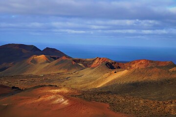 Fototapeta na wymiar Die Kraft der Natur: Vulkane auf Lanzarote