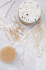Bastoncillos de bambu ecologicos organicos en el baño con recipiente zero waste, sin residuos y...