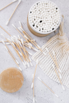 Bastoncillos de bambu ecologicos organicos en el ba&ntilde;o con recipiente zero waste, sin residuos y reciclable. 